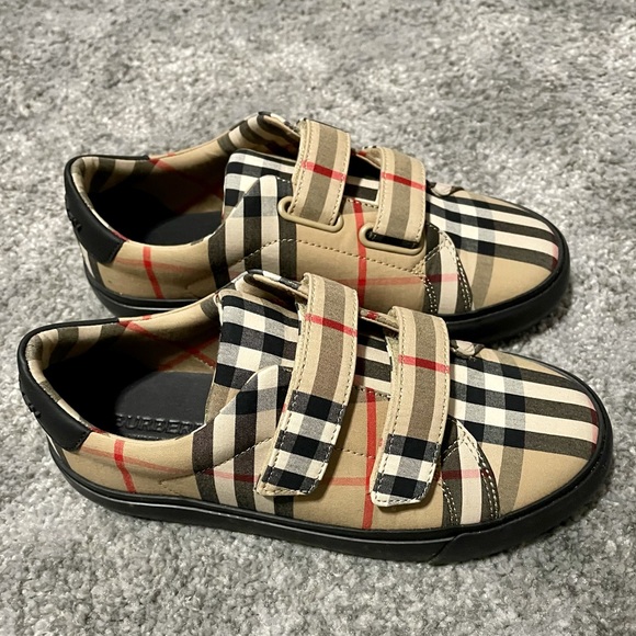 Burberry Other - BURBERRY SNEAKER SZ 1 US/32 EU